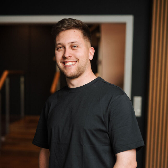 Oliver Herling, technischer Produktdesigner im Bereich Maschinen- und Anlagenbau, lächelt in die Kamera.