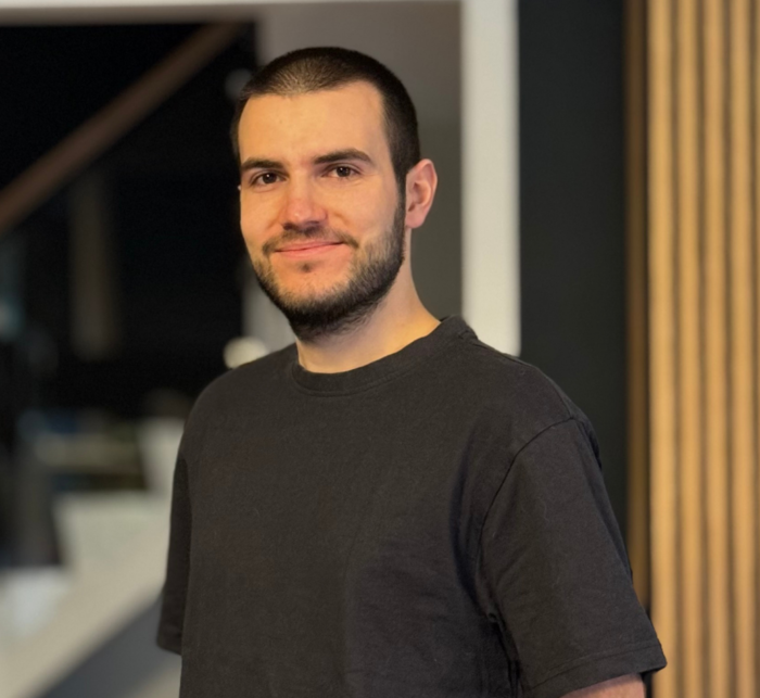 Steven Wurzel, technischer Produktdesigner im Bereich Maschinen- und Anlagenbau, lächelt in die Kamera.